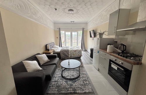 Luton Casa | 5 Bedroom Holiday Home Luton