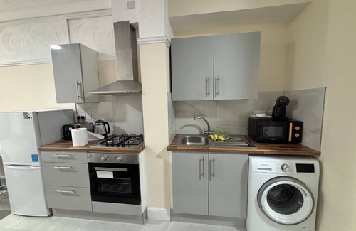 Luton Casa | 5 Bedroom Holiday Home Luton