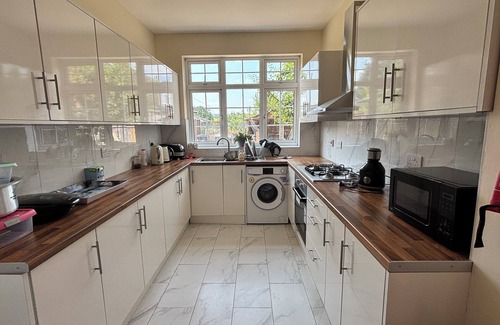 Luton Casa | 5 Bedroom Holiday Home Luton
