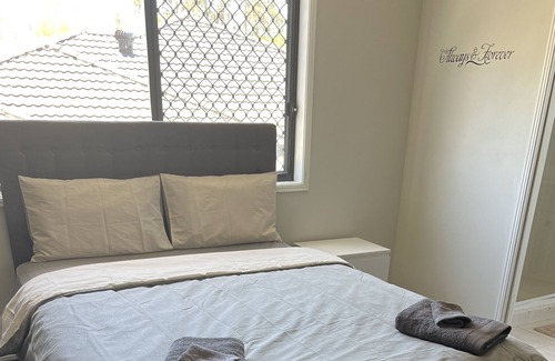 Molendinar Casa | 5 bedroom home in Molendinar Gold Coast Ample space for large family .