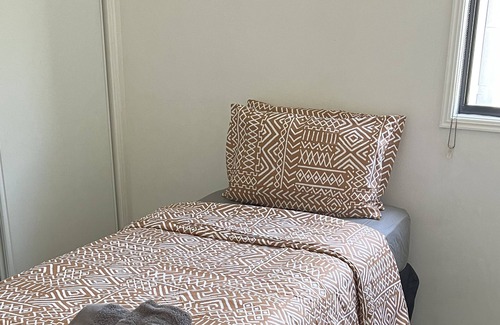 Molendinar Casa | 5 bedroom home in Molendinar Gold Coast Ample space for large family .