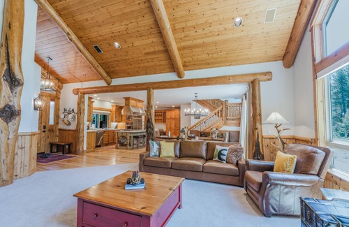 Sunriver Casa | 5 bedroom home w/ private hot tub, shared pool and gourmet kitchen
