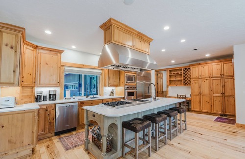 Sunriver Casa | 5 bedroom home w/ private hot tub, shared pool and gourmet kitchen