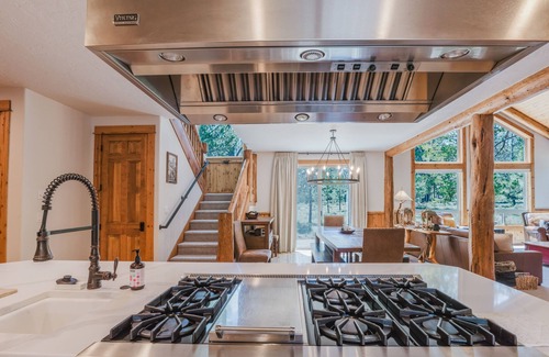 Sunriver Casa | 5 bedroom home w/ private hot tub, shared pool and gourmet kitchen