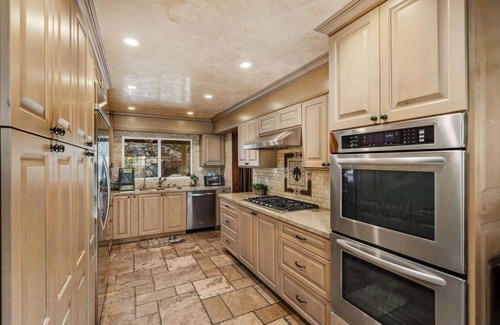 Woodland Hills Casa | 5-bedroom house in delightful Los Angeles with Resort style backyard