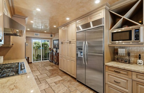 Woodland Hills Casa | 5-bedroom house in delightful Los Angeles with Resort style backyard