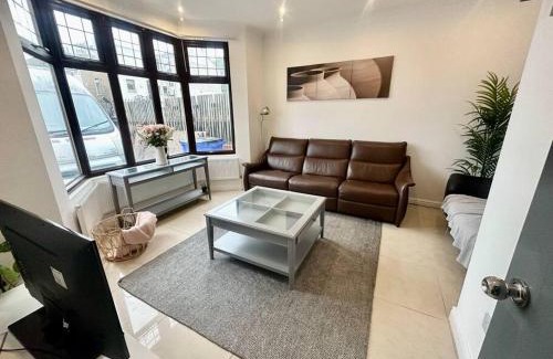 Lewisham Casa | 5 bedroom House SE6