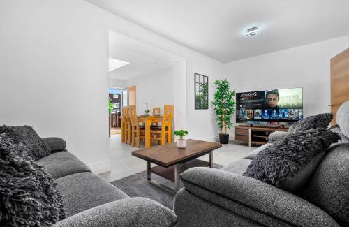 Olton Casa | 5 bedroom house Solihull 10 mins drive from BHX & NEC Private off road parking