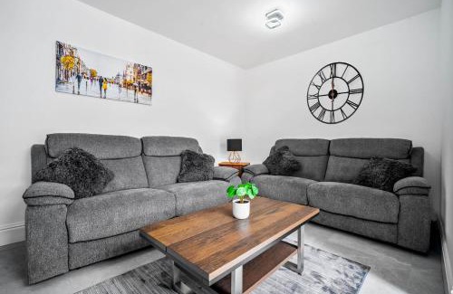Olton Casa | 5 bedroom house Solihull 10 mins drive from BHX & NEC Private off road parking