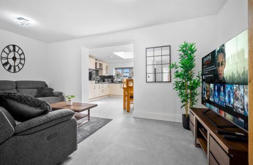 Olton Casa | 5 bedroom house Solihull 10 mins drive from BHX & NEC Private off road parking