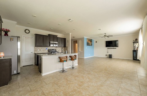 Leander Casa | 5-bedroom house + trampoline +bouncing house + living room for gathering of 30+