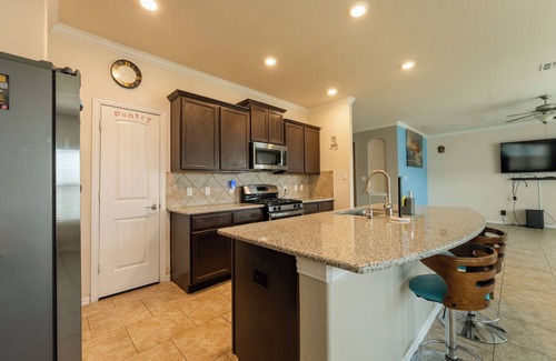 Leander Casa | 5-bedroom house + trampoline +bouncing house + living room for gathering of 30+