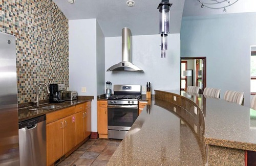 Lake Delton Condominio | 5 Bedroom Lockoff Unit, Sleeps 18, in Wisconsin Dells at Sundara Cottage Resort!