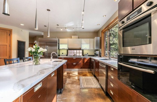 Truckee Casa | Santuario tranquilo, lujo moderno y espacioso, jacuzzi, se admiten perros