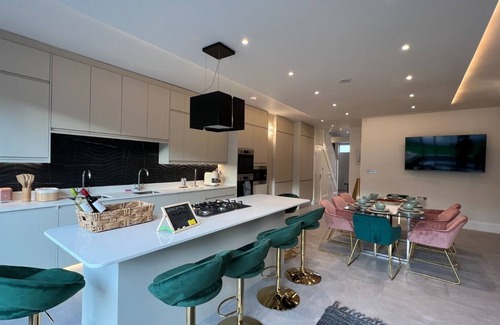 Finchley Church End Otro | 5 bedroom luxury house with private garden