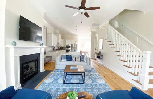 Historic District - North Casa | 5 Bedroom Magnolia Estate in Downtown with Parking