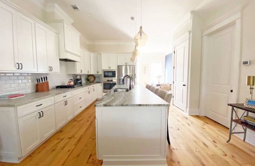 Historic District - North Casa | 5 Bedroom Magnolia Estate in Downtown with Parking