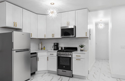 East Flatbush Casa | 5 Bedroom, no steps, Huge outdoor space, by train!