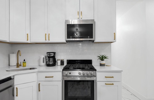 East Flatbush Casa | 5 Bedroom, no steps, Huge outdoor space, by train!