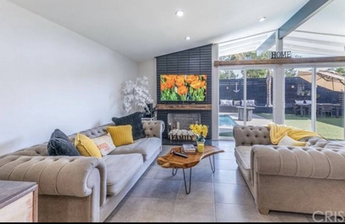 Winnetka Casa | 5 Bedroom Retreat Home with Entertaining Backyard and Pool