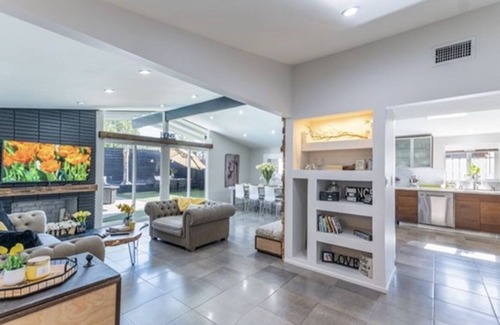 Winnetka Casa | 5 Bedroom Retreat Home with Entertaining Backyard and Pool