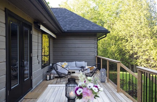Chatsworth Casa | 5-bedroom stunning, modern log home with outdoor sauna and firepit