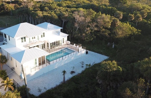 Golden Beach Casa | Impresionante casa de playa nueva. Corto paseo al pueblo. Total privacidad !!