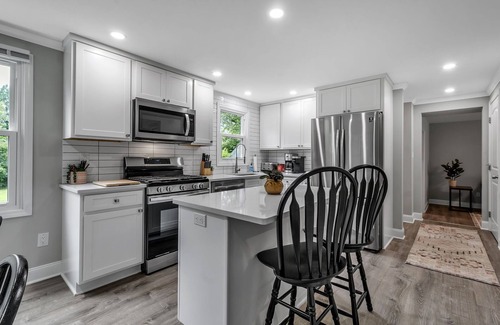 Orchard Park Casa | 5-bedroom updated Home in Orchard Park w/2 Living rooms and 2 King beds.