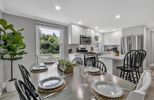 Orchard Park Casa | 5-bedroom updated Home in Orchard Park w/2 Living rooms and 2 King beds.