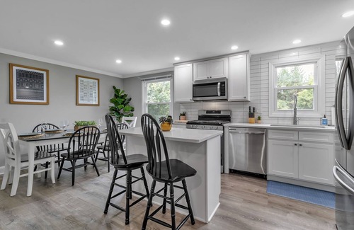 Orchard Park Casa | 5-bedroom updated Home in Orchard Park w/2 Living rooms and 2 King beds.