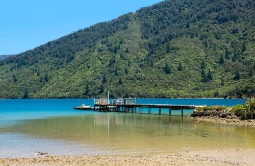 Furneaux Casa | 5-bedroom waterfront home on Endeavour Inlet