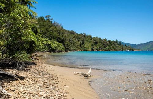 Furneaux Casa | 5-bedroom waterfront home on Endeavour Inlet
