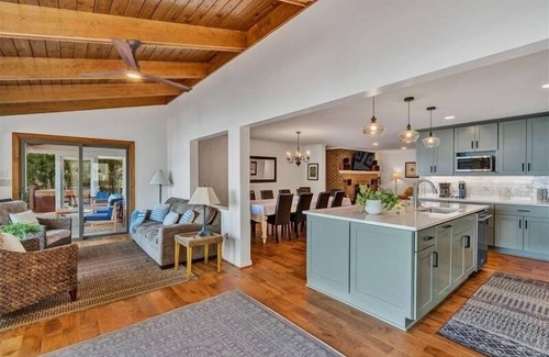 Huddleston Casa | 5 Bedrooms, 1 Flex Room, 3 Bathrooms! GORGEOUS Mountain and Wide Water Views! Paved Driveway to th