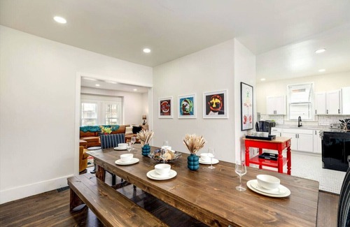 Detroit Casa | 5 Bedrooms - 7 Beds - 10 Mins to Downtown