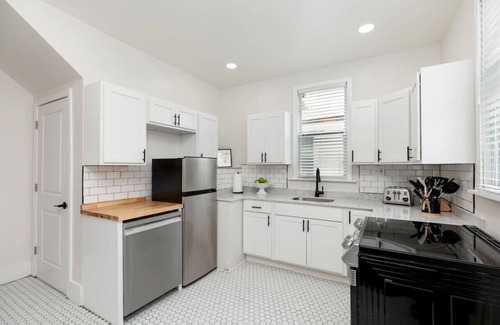 Detroit Casa | 5 Bedrooms - 7 Beds - 10 Mins to Downtown