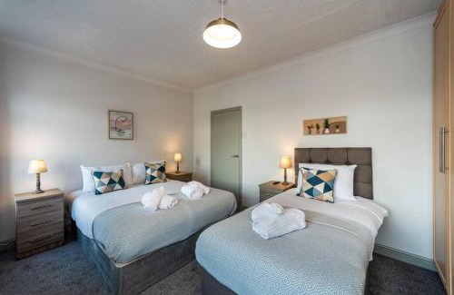 Llanelli Apartamento | 5 Bedrooms, Off Road Parking, Courtyard