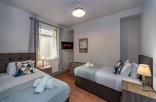 Llanelli Apartamento | 5 Bedrooms, Off Road Parking, Courtyard