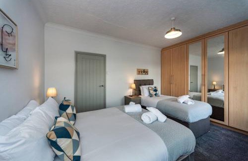 Llanelli Apartamento | 5 Bedrooms, Off Road Parking, Courtyard