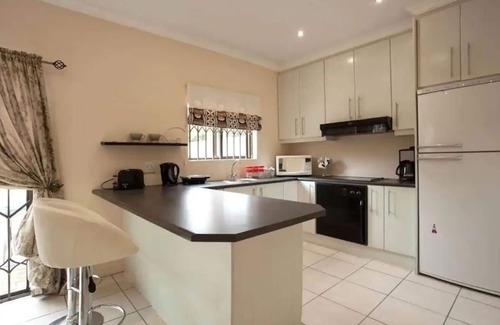 Bloubergstrand Casa | 5 bedrooms self catering home just 5 min from the beach!