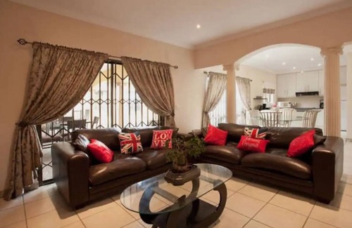 Bloubergstrand Casa | 5 bedrooms self catering home just 5 min from the beach!