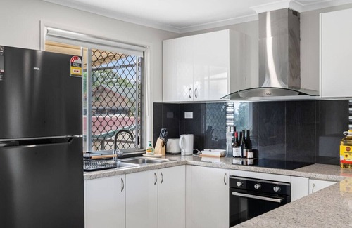Algester Casa | 5 Beds home close to mall, food & highway