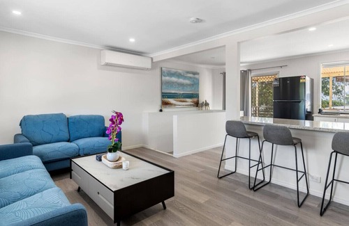 Algester Casa | 5 Beds home close to mall, food & highway