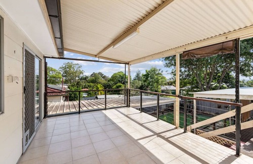 Algester Casa | 5 Beds home close to mall, food & highway