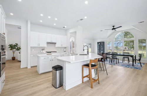 Pflugerville Casa | 5 Beds Luxury Retreat on Golf Course