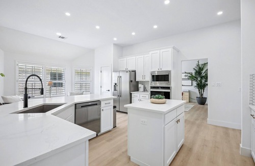 Pflugerville Casa | 5 Beds Luxury Retreat on Golf Course