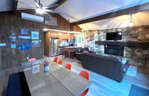 Lake Harmony Estates Cabina | 5 BR Cabin in Lake Harmony, PA; 12 Beds - sleeps 14