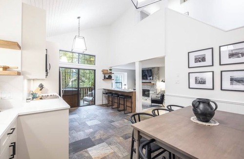 Whistler Creekside Chalet De Esquí | 5 BR Chalet Steps to Creekside Gondola, Private Hot Tub!