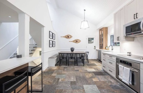 Whistler Creekside Chalet De Esquí | 5 BR Chalet Steps to Creekside Gondola, Private Hot Tub!