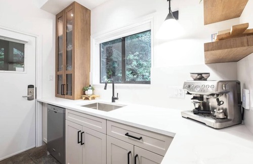 Whistler Creekside Chalet De Esquí | 5 BR Chalet Steps to Creekside Gondola, Private Hot Tub!