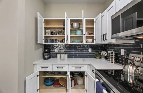 Merriam Casa | 5 BR home off I-35/10 Mins to Downtown